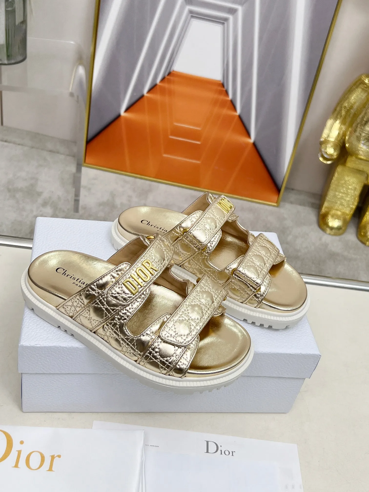 👟👟Ex-factory price 500👟👟Dior👏👏new classic style. 🔥Purchasing-level qualityThe most popular thick-soled sandals in foreign counters. Upper➕Inside: original customized material, original mold opening of sole 1.1 (lightweight, code number 35-40 (41/42 can be customized)